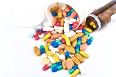 Tıp hapları. Tablet. Capsule.Pharmaceutical ilaç, Close-up yığını mavi, beyaz, sarı ve yeşil tablet - kapsül. Hap ve beyaz arka plan, çeşitli ilaç tıp tablet