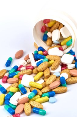 Tıp hapları. Tablet. Capsule.Pharmaceutical ilaç, Close-up yığını mavi, beyaz, sarı ve yeşil tablet - kapsül. Hap ve beyaz arka plan, çeşitli ilaç tıp tablet