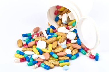 Tıp hapları. Tablet. Capsule.Pharmaceutical ilaç, Close-up yığını mavi, beyaz, sarı ve yeşil tablet - kapsül. Hap ve beyaz arka plan, çeşitli ilaç tıp tablet