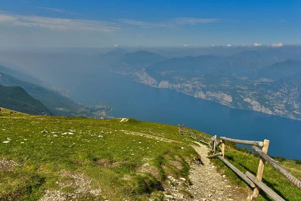 Wiew Jeziora Lago Garda Góry Monte Baldo Włochy — Zdjęcie stockowe