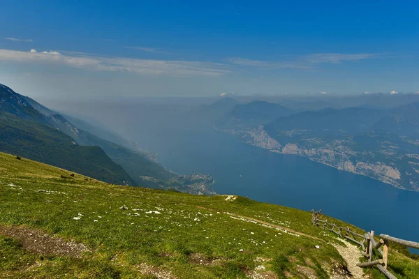 Wiew Jeziora Lago Garda Góry Monte Baldo Włochy — Zdjęcie stockowe