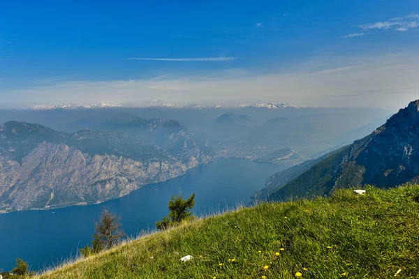 Lago di Garda Gölü Panoraması dağ Monte Baldo İtalya'dan