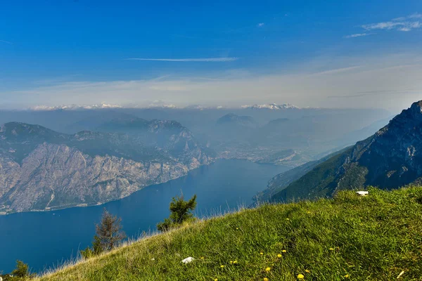 Wiew Jeziora Lago Garda Góry Monte Baldo Włochy — Zdjęcie stockowe