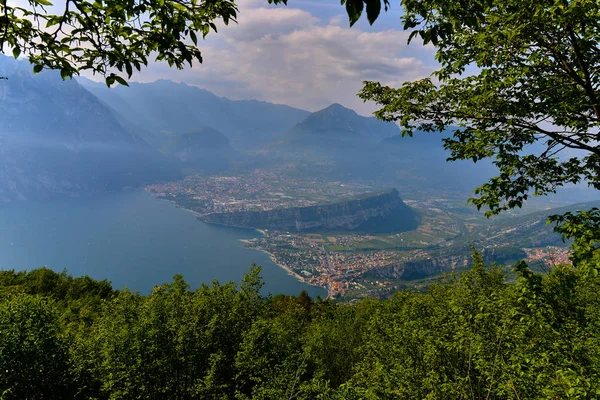 Panorama Gorgeous Lake Garda Surrounded Mountains Riva Del Garda Garda — Stock Photo, Image