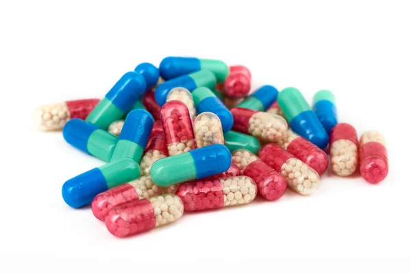一堆蓝色 黄色和绿色的片剂 胶囊特写镜头 药丸和片剂在白色背景 分类药物 — 图库照片