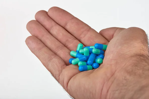 一个人的手与不同类型的药物 药片或胶囊在手 五颜六色的药丸和药物在手 — 图库照片