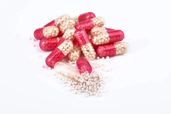 一堆红片 胶囊特写镜头 药丸和片剂在白色背景 分类药物 — 图库照片