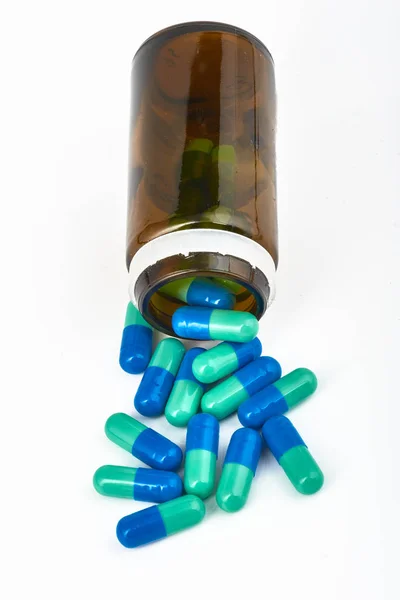 一堆蓝色 黄色和绿色的片剂 胶囊特写镜头 药丸和片剂在白色背景 分类药物 — 图库照片