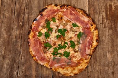 Ev yapımı taze lezzetli gurme pizza whit karides, porcini mantar, leke, sarımsak ve taze maydanoz, ahşap masa, yakın seçici odak ile izole lezzetli İtalyan pizza