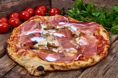 Ev yapımı taze lezzetli gurme pizza whit sıvı krem, porcini mantar ve leke, ahşap masa üzerinde izole lezzetli İtalyan pizza ile seçici odak kapat