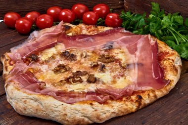 Ev yapımı taze lezzetli gurme pizza beyaz leke, brie peyniri ve fındık, ahşap masa, yakın seçici odak ile izole lezzetli İtalyan pizza