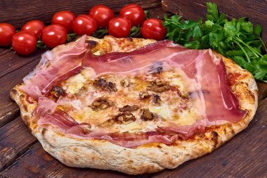 Ev yapımı taze lezzetli gurme pizza beyaz leke, brie peyniri ve fındık, ahşap masa, yakın seçici odak ile izole lezzetli İtalyan pizza