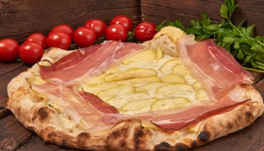 Ev yapımı taze lezzetli gurme pizza beyaz leke ve elma dilimli, lezzetli İtalyan pizza izole ahşap masa, seçici odak ile yakın çekim