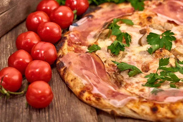 Pizza Gastronomique Fraîche Maison Délicieuse Crevettes Blanches Champignons Porcini Piment — Photo