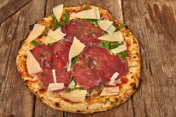 Pizza Gastronomique Fraîche Fraîche Maison Carpaccio Boeuf Mûri Roquette Tranches — Photo