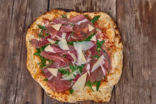 Domu Świeże Wyśmienite Pizza Odrobina Sera Grana Szynka Surowa Rakiet — Zdjęcie stockowe