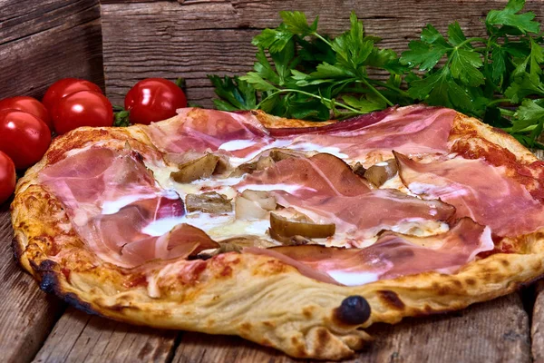 自家製の新鮮な美味しいピザ聖霊降臨祭の液体クリーム ポルチーニ茸とスペックは 木製のテーブルに分離されたおいしいイタリアンピザは選択と集中でクローズ アップ — ストック写真