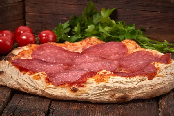 Pizza Gastronomique Fraîche Maison Délicieuse Salami Blanc Savoureuse Pizza Italienne — Photo