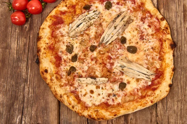 Hemlagad Färsk Läckra Gourmet Pizza Romana Whit Ansjovis Kapris Och — Stockfoto
