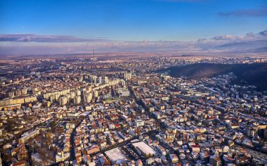 Brasov, Transilvanya. Romanya. Panoramik eski şehir ve Belediye Meydanı kış saati, Brasov şehrin hava cityscape, Romanya'nın landmark Transilvanya