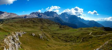 Panoramik, themountains çevresinde Madonna di Campiglio Madonna di Campiglio yaz, İtalya, Kuzey ve orta Brenta dağ Western Dolomites, Trentino-Alto Adige, İtalya grupları,