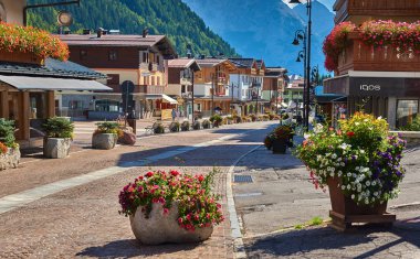 Madonna Di Campiglio, İtalya-20 Ekim 2018:Madonna di Campiglio'nın Ana Meydanı yaz aylarında, Madonna di Campiglia içinde Dolomites, İtalya en ünlü kayak merkezidir.