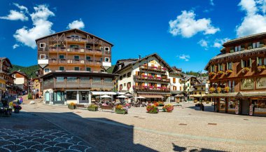 Madonna Di Campiglio, İtalya-20 Ekim 2018:Madonna di Campiglio'nın Ana Meydanı yaz aylarında, Madonna di Campiglia içinde Dolomites, İtalya en ünlü kayak merkezidir.