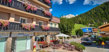 Madonna Di Campiglio, İtalya-20 Ekim 2018:Madonna di Campiglio'nın Ana Meydanı yaz aylarında, Madonna di Campiglia içinde Dolomites, İtalya en ünlü kayak merkezidir.