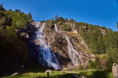 Val di Genova Pinzolo yaz aylarında, Adamello Brenta Tabiat Parkı, Kuzey Italya'nin yakınındaki Nardis şelaleler