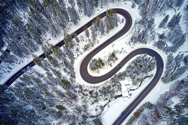高い山から曲がりくねった道の上空通過トランシルヴァニア ルーマニアの冬時間でドローンによる曲線道路ビューで雪に覆われた木 — ストック写真