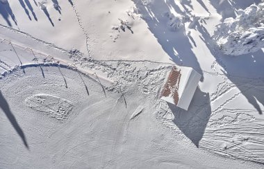 Hava üzerinde Karpatlar dağlarda muhteşem kayak pistleri, Panoramic görünümü üzerinde kayak pisti Poiana Brasov kayak merkezi Transilvanya, Romanya, Avrupa'da kış sezon karla kaplı çam ormanı