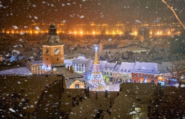 Eski Şehir Merkezi Brasov kar yağıyordu bir gecede, tarihi kent merkezine ve Konseyi kare panoramik görünüm Noel ağacı
