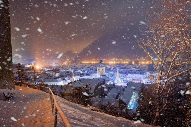 Eski Şehir Merkezi Brasov kar yağıyordu bir gecede, tarihi kent merkezine ve Konseyi kare panoramik görünüm Noel ağacı