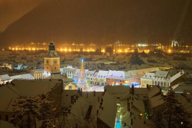Brasov, Transilvanya. Romanya. Panoramik eski şehir ve Belediye Meydanı kış saati, Brasov şehrin hava cityscape, Romanya'nın landmark Transilvanya