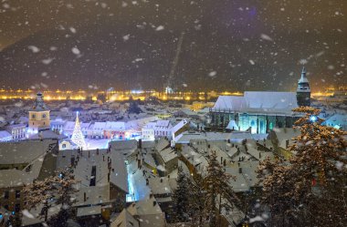 Brasov, Transilvanya. Romanya. Panoramik eski şehir ve Belediye Meydanı kış saati, Brasov şehrin hava cityscape, Romanya'nın landmark Transilvanya