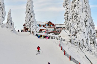 Poiana Brasov, Romanya -16 Ocak 2019: ahşap chalets ve Karpatlar muhteşem kayak pistleri, Panoramic kayak pisti Poiana Brasov kayak merkezi, Transilvanya, Romanya görüntülemek, Avrupa, çam orman kaplı kar kış sezonu
