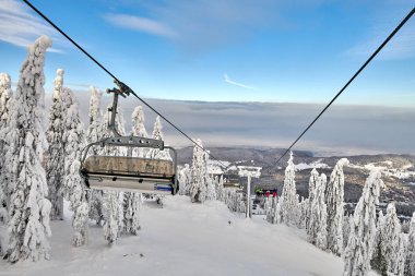 Poiana Brasov, Romanya -16 Ocak 2019:Chair Asansör Poiana Brasov kayak merkezinde, kayakçılar ve Snowboard düşkünleri tadını kayak yamaçlarına Poiana Brasov kış resort whit ormandaki kaplı kar kış sezonu