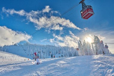 Poiana Brasov, Romanya -16 Ocak 2019:Pine orman kaplı kar üzerinde kış sezonu, Poiana Brasov dağ peyzaj manzaralı üzerinde kayak pisti kayakçı ve Snowboard düşkünleri ile zevk Kayak, Transilvanya, Romanya