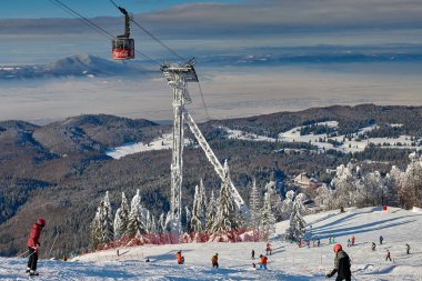 Poiana Brasov, Romanya -16 Ocak 2019:Pine orman kaplı kar üzerinde kış sezonu, Poiana Brasov dağ peyzaj manzaralı üzerinde kayak pisti kayakçı ve Snowboard düşkünleri ile zevk Kayak, Transilvanya, Romanya