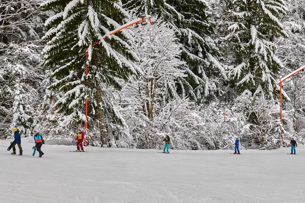 Poiana Brasov Rumänien Januar 2019 Skifahrer Und Snowboarder Genießen Die — Stockfoto