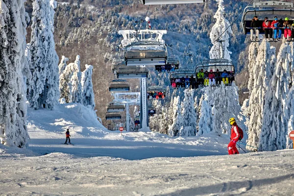 Poiana Brasov Rumania Enero 2019 Esquiadores Snowboarders Telesilla Pista Esquí —  Fotos de Stock