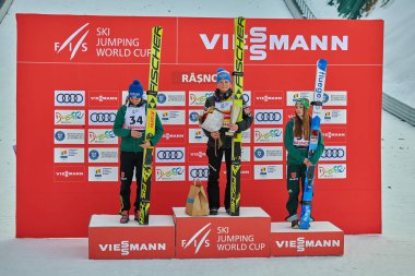 Merkezine, Romanya - 25-27 Ocak 2019:Carina Vogt (2), Maren Lundby (1) ve Juliane Seyfarth podyum sonra bayanlar FIS Dünya Kupası Kayak atlama merkezine (3) poz