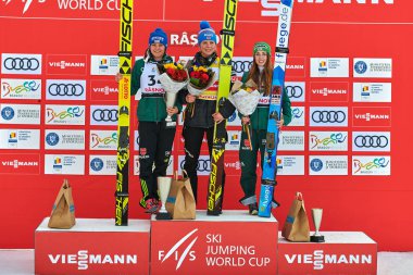 Merkezine, Romanya - 25-27 Ocak 2019:Carina Vogt (2), Maren Lundby (1) ve Juliane Seyfarth podyum sonra bayanlar FIS Dünya Kupası Kayak atlama merkezine (3) poz