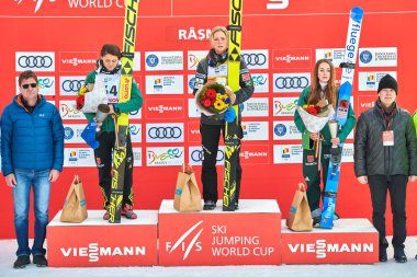 Merkezine, Romanya - 25-27 Ocak 2019:Carina Vogt (2), Maren Lundby (1) ve Juliane Seyfarth podyum sonra bayanlar FIS Dünya Kupası Kayak atlama merkezine (3) poz