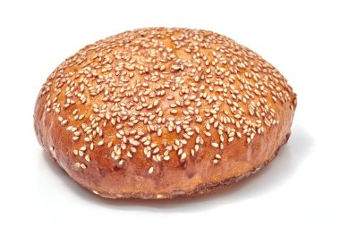 Beyaz arka plan üzerinde izole susam ile hamburger topuz