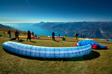 Monte Baldo, Lago di Garda, İtalya yamaç paraşütü için dağ Baldo garda Gölü, Malcesine, İtalya başlayan 4 Ekim 2018:Paraglider