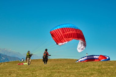 Monte Baldo, Lago di Garda, İtalya yamaç paraşütü için dağ Baldo garda Gölü, Malcesine, İtalya başlayan 4 Ekim 2018:Paraglider