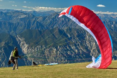 Monte Baldo, Lago di Garda, İtalya yamaç paraşütü için dağ Baldo garda Gölü, Malcesine, İtalya başlayan 4 Ekim 2018:Paraglider