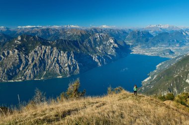 Garda Gölü üzerinden Monte Baldo, sonbaharda dağlarla çevrili muhteşem Garda Gölü Italy.Panorama görünümünü