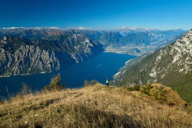 Garda Gölü üzerinden Monte Baldo, sonbaharda dağlarla çevrili muhteşem Garda Gölü Italy.Panorama görünümünü